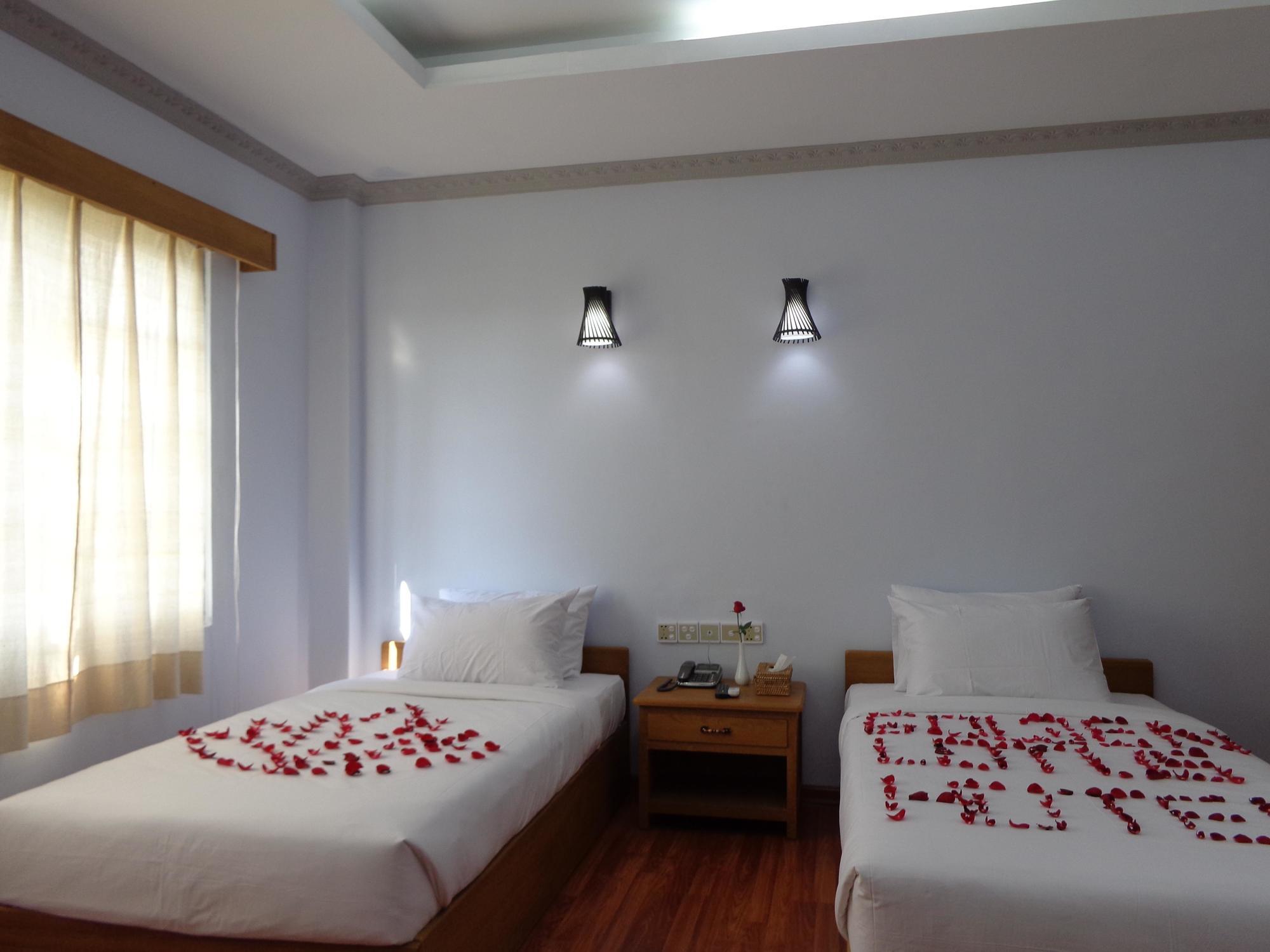 Golden Lotus Inle Hotel Nyaung Shwe Exterior photo