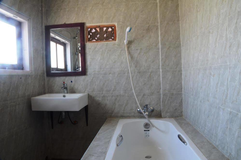 Golden Lotus Inle Hotel Nyaung Shwe Exterior photo